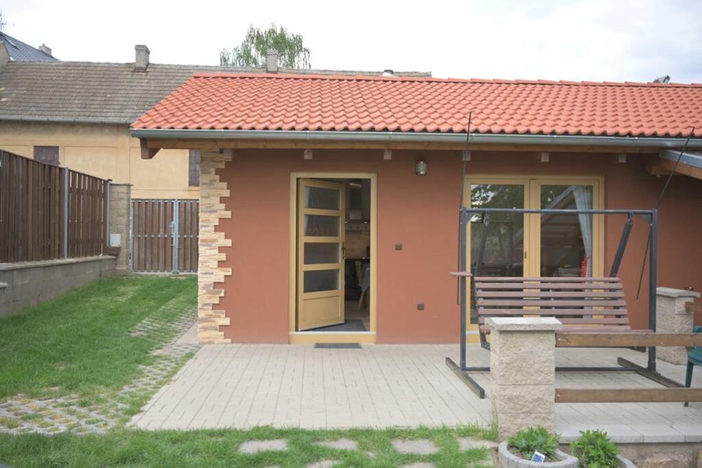 Utulny Domek V Zahrade V Unhosti Nedaleko Letiste Buitenkant foto